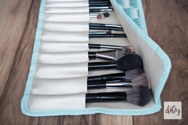 Makeup Brush Carrying Case { Cricut Files} (FREE)